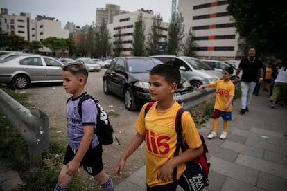 José con sus compañeros de equipo en las calles de La Mina.  