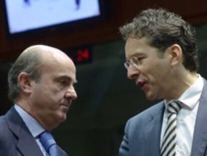 El ministro de Econom&iacute;a, Luis de Guindos, charla con el presidente del Eurogrupo, Jeroen Dijsselbloem, en una reuni&oacute;n del Ecofin. 