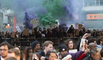 Manifestantes se congregan afuera del estreno de la película 'Sufragistas', en Londres.