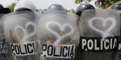 Escudos de la policía antidisturbios de Nicaragua pintados con corazones por un grupo de activistas.