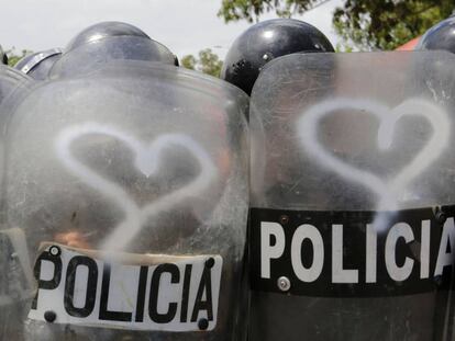 Escudos de la policía antidisturbios de Nicaragua pintados con corazones por un grupo de activistas.