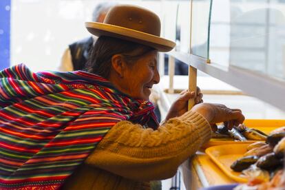 En el mercado Unión Dignidad de la ciudad de Puno, una mujer se dispone a comprar pescado. Encontrará algunas especies de carachi, pero ya no al extinto humanto o a la escasa boga.