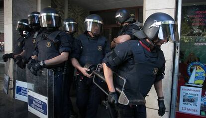 Els Mossos abandonen l'edifici després d'executar el desnonament.