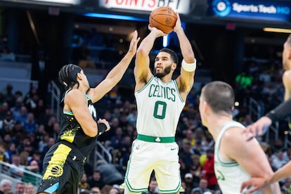 Jayson Tatum, de los Celtics, lanza a canasta en el partido de este lunes en Indianapolis.