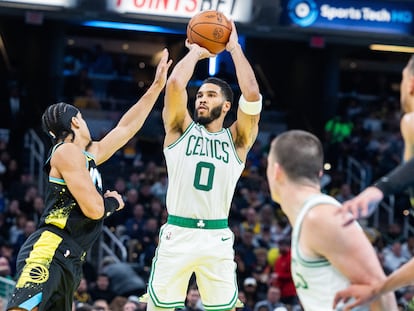 Jayson Tatum, de los Celtics, lanza a canasta en el partido de este lunes en Indianapolis.