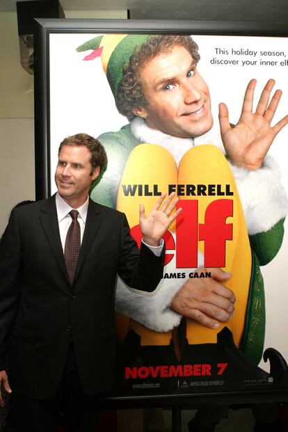 Will Ferrell posa frene a un cartel de 'Elf', la película que le dio fama cinematográfica.