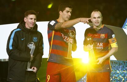 Lionel Messi con el trofeo bola de plata, Luis Suarez con el trofeo del balón de oro y Andrés Iniesta con el trofeo de bronce en la final de Clubes.