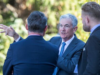 Jerome Powell habla el 26 de agosto con otros dos participantes en la reunión anual de Jackson Hole.