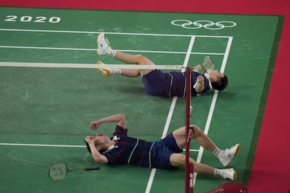 Aaron Chia y Soh Wooi Yik, de Malasia, celebran la medalla de bronce tras vencer a los indonesios, Mohammad Ahsan y Hendra Setiawan, en la final de dobles masculina de bádminton.