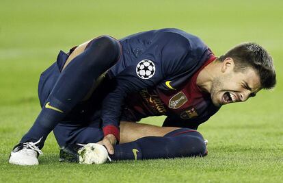 Piqué se duele en el suelo tras una entrada.