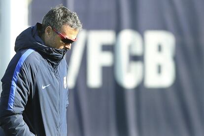 El entrenador del Barcelona, Luis Enrique, en el entrenamiento de su equipo en la Ciudad Deportiva Joan Gamper de Sant Joan Despí, el 29 de noviembre de 2016.