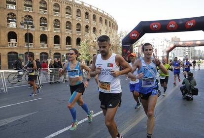 Han participado corredores de unas 90 nacionalidades. Algunos de ellos, en plena faena, con la plaza de Toros de Valencia al fondo.