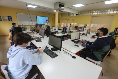 Una profesora y sus alumnos en un aula del instituto de Formación Profesional Puerta Bonita (Carabanchel, Madrid)