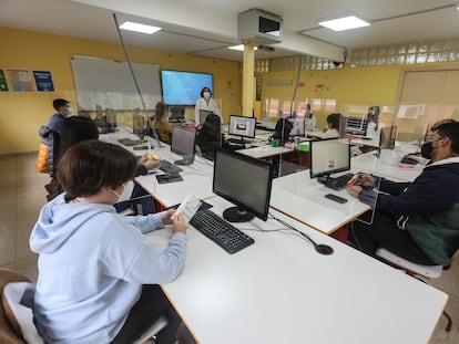 Una profesora y sus alumnos en un aula del instituto de Formación Profesional Puerta Bonita, en el barrio de Carabanchel (Madrid).