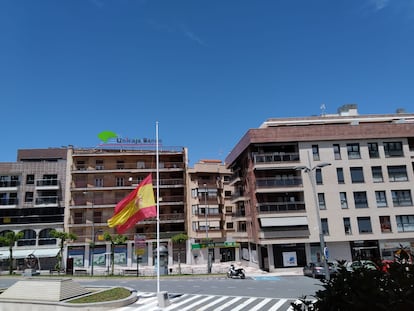 La plaza de España de Béjar, donde se dieron los cánticos, este martes por la tarde. En vídeo, la concentración con los gritos de "¡Sánchez paredón!".