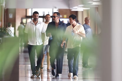 Álex García (left), ex -boyfriend of the actress, in the Tanatorio de la Paz.