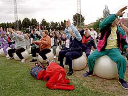 Algunos de los participantes en las jornadas deportivas para la tercera edad, ayer, en La Elipa.