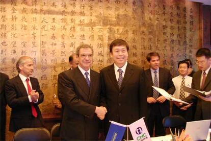 César Alierta, en la firma de la compra del 3% de la compañía china de telecomunicaciones CNC.