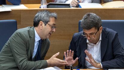 El president de la Generalitat, Carlos Mazón (derecha), junto al vicepresidente, Vicente Barrera, durante el pleno de Les Corts Valencianes de este jueves.