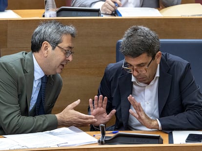 El president de la Generalitat, Carlos Mazón (derecha), junto al vicepresidente, Vicente Barrera, durante el pleno de Les Corts Valencianes de este jueves.