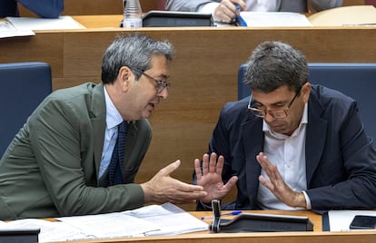 El president de la Generalitat, Carlos Mazn (derecha), junto al vicepresidente, Vicente Barrera, durante el pleno de Les Corts Valencianes de este jueves.