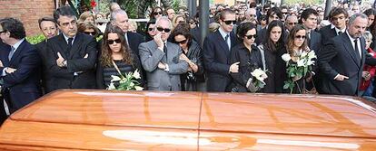Alfonso López Casas, marido de Isabel Polanco, a la izquierda, e Ignacio Polanco, a la derecha, flanquean a la familia en la despedida en el crematorio  de la Almudena.
