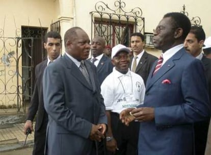 El presidente de Guinea Ecuatorial, Teodoro Obiang Nguema, a la derecha, en una imagen tomada ayer en Malabo.