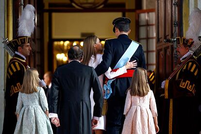 La reina Letizia, abraza a su marido, el rey Felipe VI, a su entrada al Congreso de los Diputados.