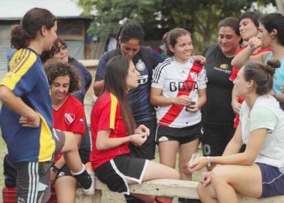 La cineasta Clarisa Navas toma elemento autobiográficos para su primer largometraje de ficción. La cineasta narra en 'Hoy partido a las 3' las relaciones que se establecen entre las integrantes de un equipo de fútbol antes de que comience el torneo en el que están ansiosas por participar.