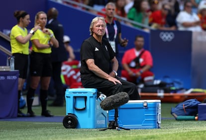 Horst Hrubesch, entrenador de Alemania, observa el partido sentado en la nevera.