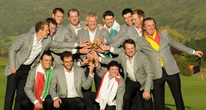 El equipo europeo de la Copa Ryder de 2010, posa tras ganar al equipo americano.