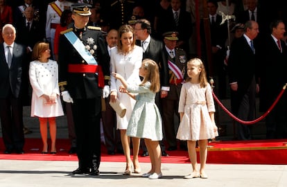 La Familia Real, el rey Felipe VI, la reina Letizia, la princesa Leonor (de rosa) y la infanta Sofía (de azul), en la carrera de San Jerónimo, en la proclamación del rey Felipe VI ante las Cortes Generales, en el Congreso de los Diputados, el 19 de junio de 2014.