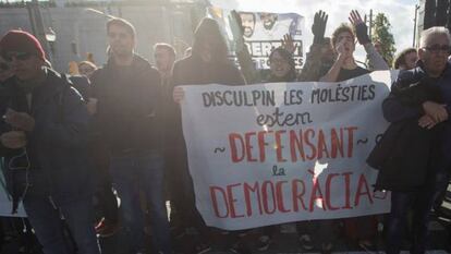 MANIFESTANTES CORTAN PUNTOS DE LA RONDA DE BARCELONA Y LA LÍNEA DEL VALLÈS