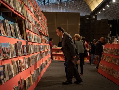 Visitantes recorren los pabellones de la FILBO (Feria Internacional del Libro), en Bogotá, el 19 de Abril del 2023.