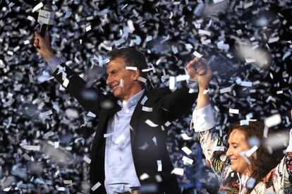 Mauricio Macri, alcalde de Buenos Aires, principal candidato de la alianza Cambiemos, saluda a los simpatizantes acompa&ntilde;ado de Gabriela Michetti. 