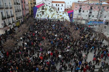 Vista general de la concentración en la plaza de Nelson Mandela en apoyo al mantero fallecido ayer en Lavapiés © Claduio Alvarez