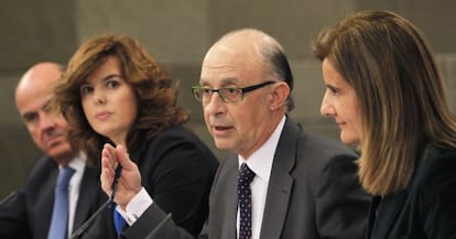 Cristóbal Montoro, en el centro, tras un Consejo de Ministros.