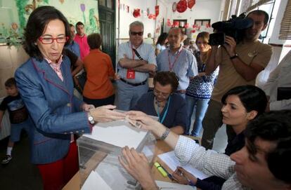 La ministra de Medio Ambiente, Rural y Marino (MARM), Rosa Aguilar, deposita su voto en una mesa electoral de Córdoba.