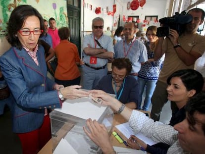 La ministra de Medio Ambiente, Rural y Marino (MARM), Rosa Aguilar, deposita su voto en una mesa electoral de Córdoba.