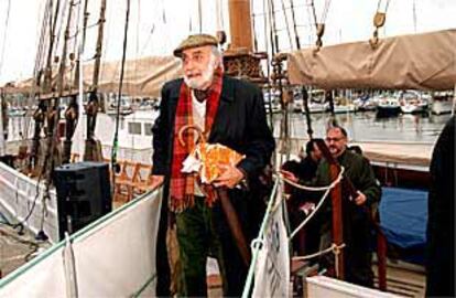 Josep Palau i Fabre, ayer, bajando del pailebote atracado en el puerto de Barcelona.