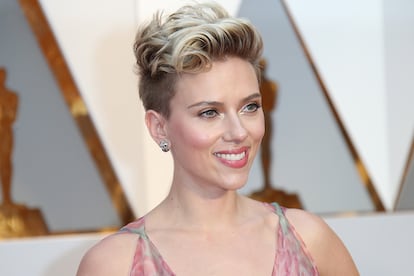 Scarlett Johansson – La protagonista de Historia de un matrimonio debe tener algún tipo de filia insólita por los fogones, ya que confesó en 2017 que su flechazo mediático era el famoso chef y presentador británico Gordon Ramsay. “Debe ser un tema recurrente”, añadió, para después revelar que también sentía una gran atracción por otro cocinero televisivo, Anthony Bourdain.