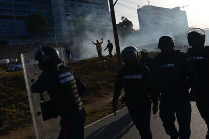 La policía disparó gases lacrimógenos a un grupo de personas que intentaban protestar en la carretera cuando Juan Guaidó pasó por La Guaira.
