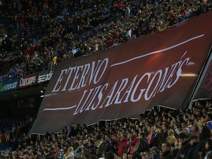 Pancarta en homenaje a Aragon&eacute;s en el Calder&oacute;n.