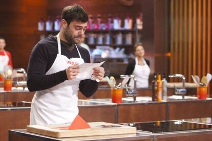 El concursante Pablo lee una de las cartas en el último capítulo de 'MasterChef'