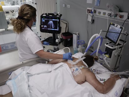 Una enfermera hace una ecografía a una paciente en la UCI del Hospital Enfermera Isabel Zendal, en Madrid.