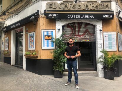 Osiri Hernández, dueño del Café de la Reina, en Madrid. / L. F.