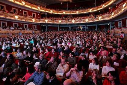 Asistentes a la presentación de la plataforma Ciudadanos de Cataluña en el teatro Tívoli de Barcelona.