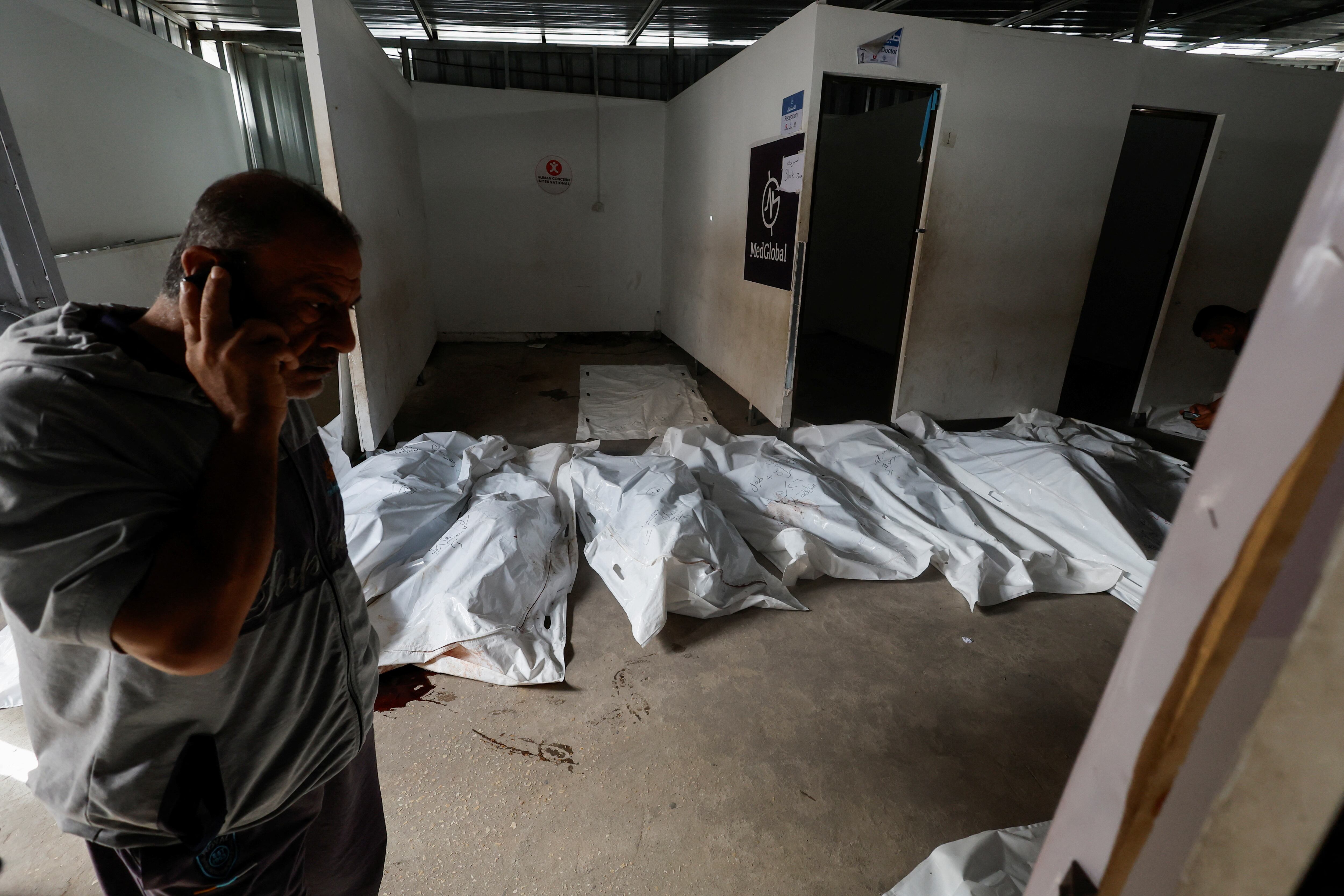 Varios cadáveres permanecen en el suelo de una morgue tras al ataque israelí a un campo de desplazados en Rafah, este lunes. 