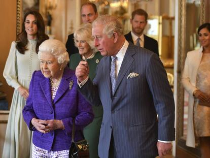 La reina Isabel II y Carlos de Inglaterra y, de fondo, Camilla Parker Bowles, y los duques de Cambridge y de Sussex. 