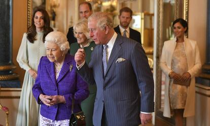 La reina Isabel II y Carlos de Inglaterra y, de fondo, Camilla Parker Bowles, y los duques de Cambridge y de Sussex. 